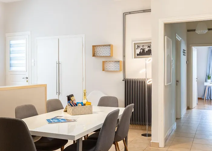 A Homes Greece - Urban Garden Retreat Kalamata
